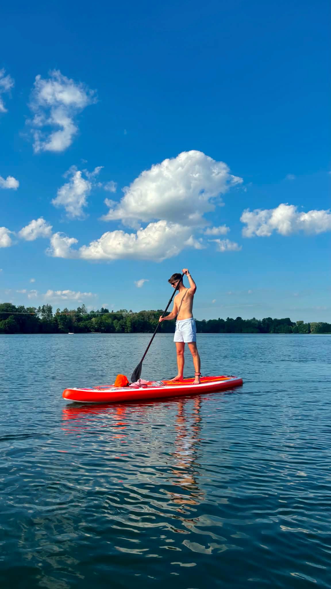 Paddleboarding na jeziorze z deską Koi