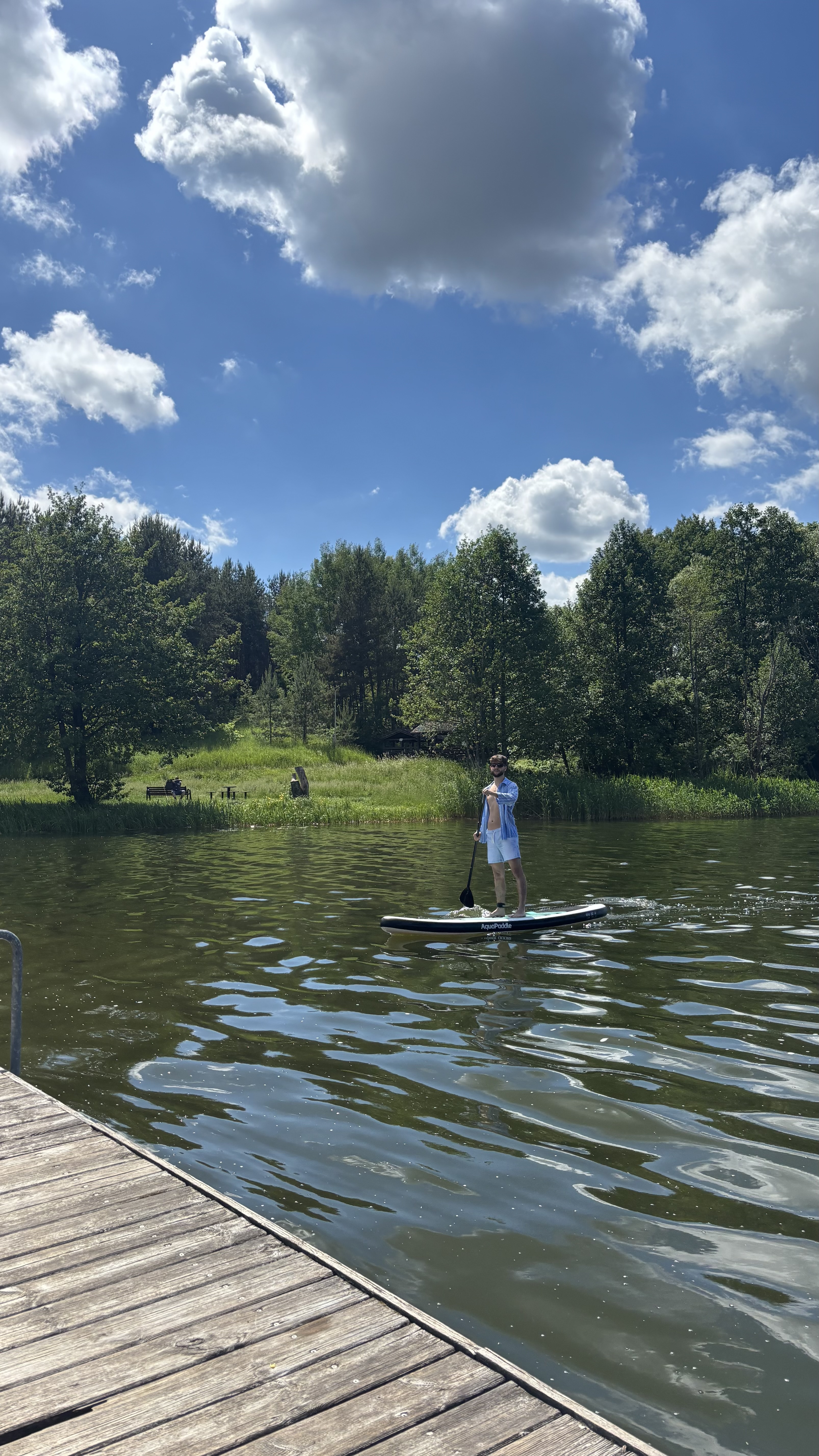 Paddleboarding o zachodzie słońca